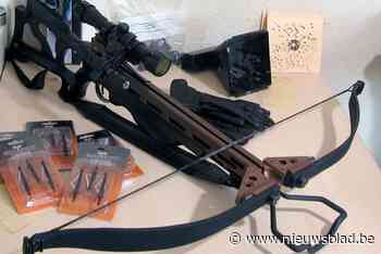 Van kruisboog tot machetes en ‘ploertendoder’: man krijgt celstraf en 2.000 euro boete voor kast met 32 wapens