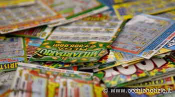 Bari, trova gratta e vinci nella spazzatura: era vincente - L'Occhio