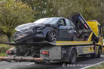Bestuurder gewond na aanrijding met vrachtwagen