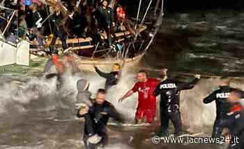 Il salvataggio - Sfidano il mare in tempesta per salvare migranti, il questore di Crotone incontra i poliziotti eroi - LaC news24