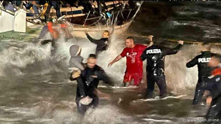 Crotone, salvati 88 migranti davanti a Isola di Capo Rizzuto. L’agente Crupi: «Grande emozione portare in salvo i bambini» – I video - Open
