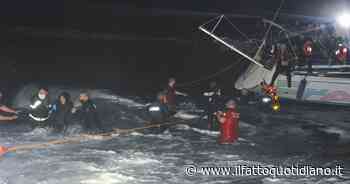 Crotone, soccorsi 75 migranti bloccati nel mare in tempesta - Il Fatto Quotidiano