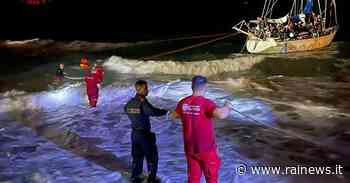 Crotone, salvati 88 migranti su una barca a vela che si arena davanti alla costa - Rai News