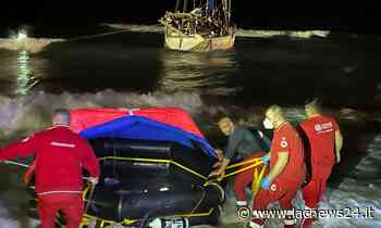 Il video - Crotone, catena umana in mare per soccorrere i migranti. La capitaneria: «Salviamo vite» - LaC news24