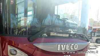 Incidente a Prato Fiorito: si scontrano auto e bus Atac, due feriti - RomaToday