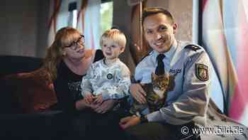 Essen: Unter Motorhaube gefunden –Polizist nimmt Baby-Katze auf - BILD