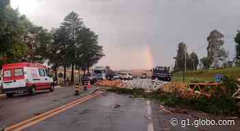Tempestade alaga ruas, derruba torre e danifica rede elétrica em Itapeva - G1