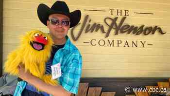 Blackfoot puppeteer spreads humour, anti-bullying messages with Indigenous characters
