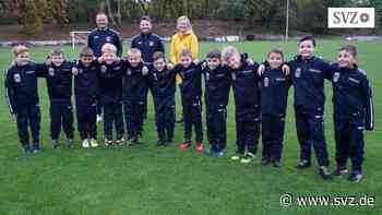 Neue Sportanzüge: Unterstützung für kleine Fußballer des SC Parchim | svz.de - svz – Schweriner Volkszeitung