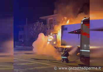 Camioncino in fiamme a Collecchio - Video - Gazzetta di Parma