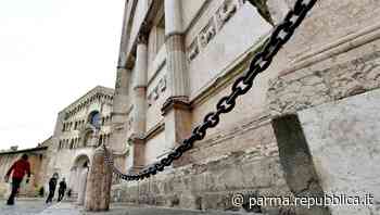 Parma, tornano le catene anti vandali intorno al Battistero - foto - La Repubblica