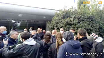 VIDEO | Truffato ed ora sfrattato, Marco si incatena nella sede del consiglio regionale del Lazio - RomaToday