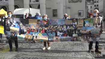 Vanop loopband in Brussel nemen actievoerders deel aan Wereldklimaatmars in Glasgow - BRUZZ