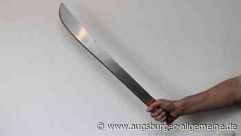Mit Machete und Messern im Zug unterwegs: Polizei stellt Waffen sicher - Augsburger Allgemeine