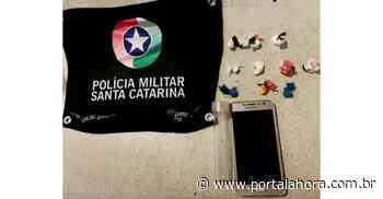 PM prende traficante vendendo cocaína em “beco” de Imbituba e captura foragido com mandado de prisão ativo por tráfico de drogas - Portal AHora