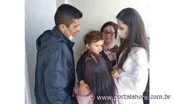 VÍDEO: Sob forte comoção, PM Richard Ribeiro Castro, baleado em Imbituba, deixa hospital e é recepcionado por amigos e familiares - Portal AHora