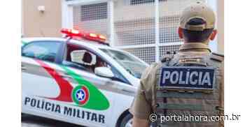 Jovens são detidos caminhando no Centro de Imbituba em pleno meio-dia fumando um “baseado”; PM apreendeu com eles outros 4 cigarros da droga - Portal AHora