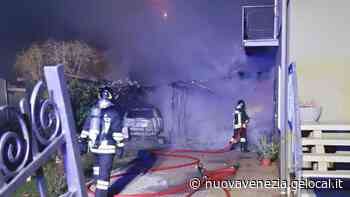 Martellago, pentola va fuoco: l’incendio distrugge un garage e minaccia la casa - La Nuova Venezia