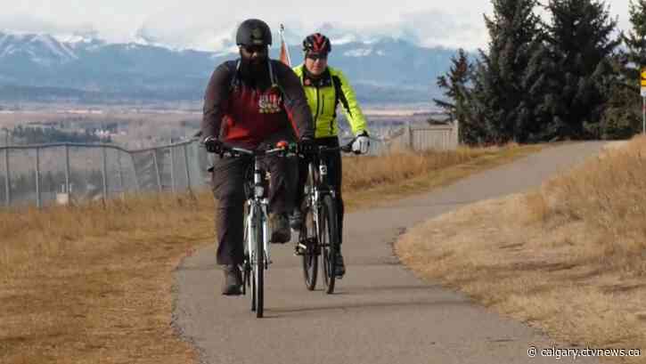 U.S. veteran cycles through Calgary to honour armed forces members