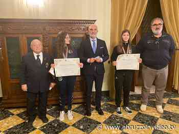 Pescara, le giovani promesse del Tiro con l'Arco Flavia Trabucco e Roberta Di Francesco premiate in Comune - Abruzzo in Video