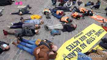 À Arras, les marcheurs pour le climat simulent leur mort : « De notre action massive dépend notre survie » - La Voix du Nord
