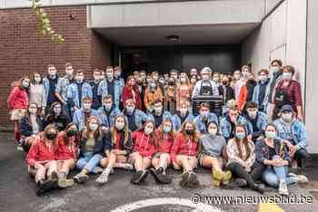 Burgemeester bakt hamburgers voor jeugdleiders: “Heel erg dankbaar voor wat ze doen in deze rare tijden”