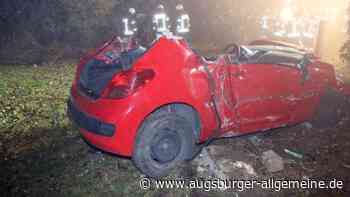 Auto kommt im Nebel von der Straße ab und durchbricht Gartenzaun