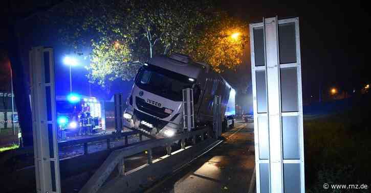 Mannheim:  Lastwagen verkeilt sich in Baustelle