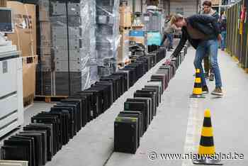 Berings bedrijf verbreekt wereldrecord domino met laptops: “Het heeft ons 7,5 uur gekost”