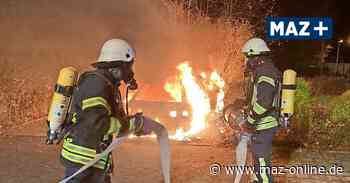 Auto steht auf dem Parkplatz der Arbeitsagentur in Bad Belzig in Flammen - Märkische Allgemeine Zeitung