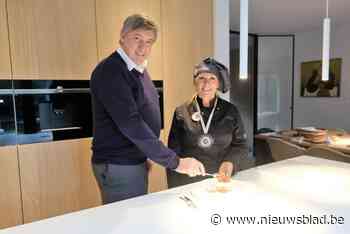 Wereldkampioene tiramisu Elena Bonali serveert haar winnende creatie aan Jan Jambon