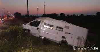 Mobilhome gaat over de kop en belandt in gracht naast E17 - Het Laatste Nieuws