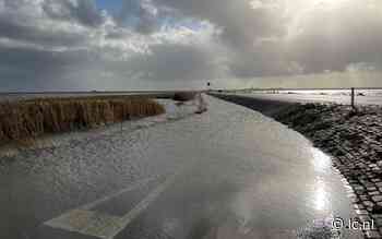Hoog water op de Wadden; politie roept op auto weg te halen van veerdam Ameland, Berenloop Terschelling niet over strand - Leeuwarder Courant
