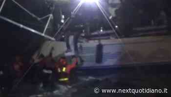 Il miracoloso salvataggio di 88 migranti arenati al largo di Crotone | VIDEO - neXt Quotidiano