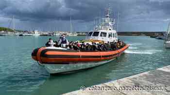 Crotone, approdata sulle costa tra Crotone e Isola Capo Rizzuto una barca con 161 migran - Gazzetta del Sud - Edizione Catanzaro, Crotone, Vibo