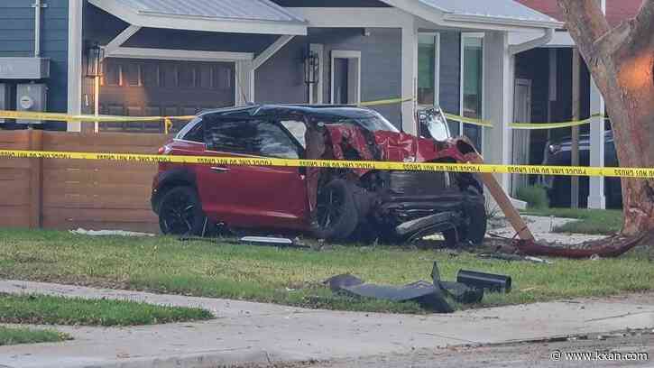 Man dies after crashing into tree in east Austin neighborhood