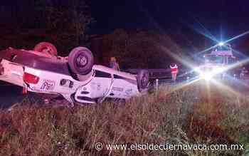 Un taxi volcó sobre la autopista México-Acapulco - El Sol de Cuernavaca