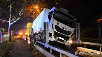 Verkeilt in Mannheim: Lkw-Fahrer übersieht Sperrstelle vor Brücke - SWR