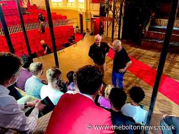 Bolton School students meet Sir Ian McKellen for Hamlet show - The Bolton News