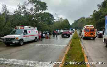 Dos jóvenes derraparon en moto en el bulevar a Coatepec, a la altura del río Sordo, donde además fueron chocados por un automóvil; están heridos, la Cruz Roja acudió al sitio - Diario de Xalapa