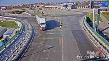 Alberta snowbirds face long delays at Coutts crossing as U.S. land border reopens