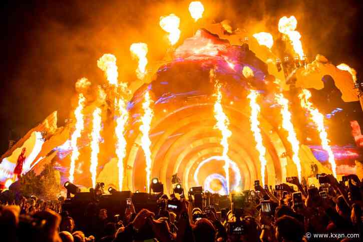 Texas attorney files lawsuit against Travis Scott, Drake following deadly Astroworld music festival