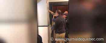 Un homme nu coincé dans le mur d’un théâtre