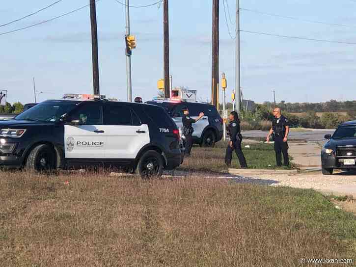 Man dead, suspect in custody after shooting outside businesses near Manor