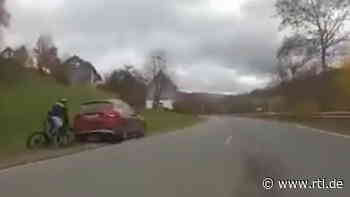 Video: Krasse Szenen nahe Siegen - Rücksichtsloser Autofahrer bedrängt zwei Radfahrer - RTL Online