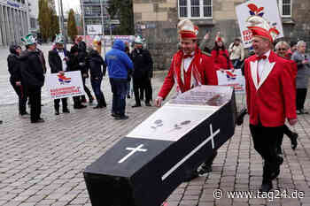 Narren-Demo in Chemnitz: Hunderte Karnevalisten protestieren vor dem Rathaus - TAG24