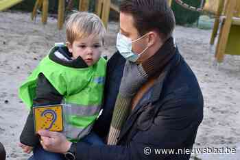 Minister Lydia Peeters overhandigt het ‘Limited Hearing’-symbool aan Kamiel (3)