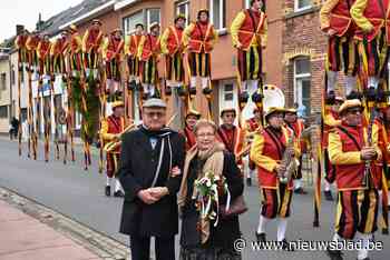 Steltenlopers brengen hulde aan hun voorzitter en echtgenote voor jubileum - Het Nieuwsblad