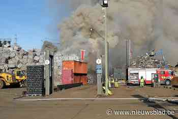 Grote berg schroot vat vuur bij metaalverwerkend bedrijf