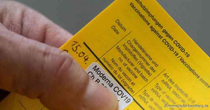 Mann soll gefälschte Impfpässe verkauft haben: Festnahme